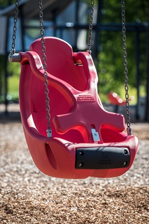 Molded Bucket Seat (2-5 yrs) w/Harness and w/Chains
